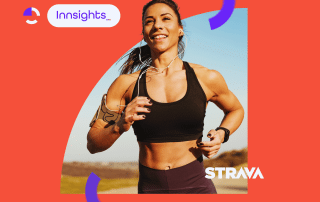 Corredora sorridente usando relógio esportivo e fones de ouvido. Representa as 3 lições de engajamento mobile do Strava para retenção de usuários Inngage.